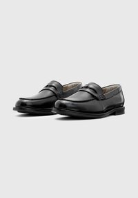 Schwarze Lederloafers mit glatter Oberfläche, die ein gestichstes Design entlang der Zehen und einen dekorativen Riemen über dem Mittelteil aufweisen.