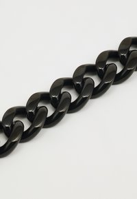 Lanț din plastic negru, cu verigi netede și lucioase, având un design rotunjit și dimensiuni uniforme pe întreaga lungime. Fără hardware vizibil sau modele.