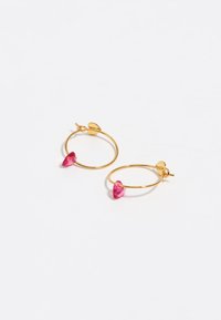 Pendientes de aro de oro con acentos en forma de corazón rosa. Los aros son finos y lisos, con un cierre seguro.