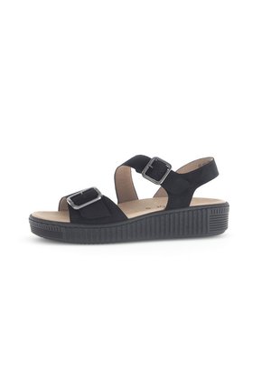 Zwarte sandalen met twee brede banden, zilveren gespen, een gewatteerde voetbed en een gestructureerde wiguitloop.