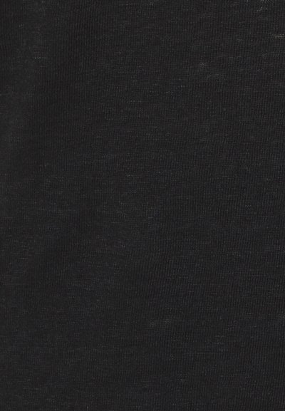 Černá bavlněná tkanina s mírně texturovaným povrchem, s jednotnou, solidní barvou bez vzorů nebo viditelných švů.