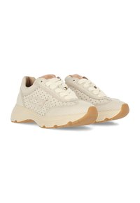 Zapatillas deportivas de color beige claro con textura perforada, diseño de cordones, suelas de goma y suela de color goma. Forro interior suave y mínima marca.