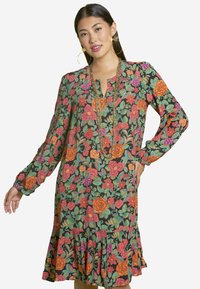 Blumenmusterkleid mit langen Ärmeln, V-Ausschnitt und Rüschensaum. Der Stoff hat lebendige Farben mit filigranen Blumendesigns auf einem dunklen Hintergrund.