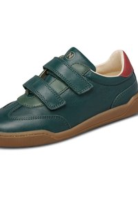 Baskets en cuir vert avec deux brides Velcro réglables, semelle en gomme et accent rouge au niveau du talon. Texture lisse et design à bout rond.