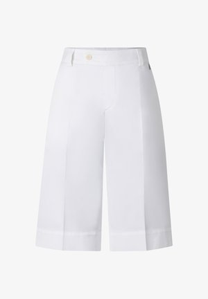 Witte, op maat gemaakte korte broek tot net boven de knie met een knoopsluiting, lussen voor een riem en voorplooi tegen een witte achtergrond.