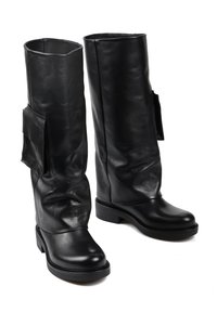 Czarne skórzane kozaki za kolano o złożonej konstrukcji, z gładką powierzchnią i bocznym zamkiem, osadzone na solidnej czarnej podeszwie.