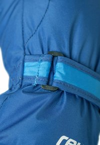 Blå isolerade handskar har ett texturerat yttre tyg, en kontrasterande blå rem och en svart spärr för säker stängning.