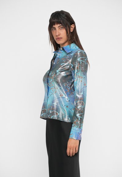Camisa de colarinho com um padrão azul e castanho em espiral, feita de material brilhante. Mangas longas com punhos abotoados; design semi-ajustado.