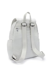 Mochila de tela blanca con una forma estructurada, que cuenta con dos correas ajustables, un asa en la parte superior y un bolsillo frontal con cremallera. Textura suave y diseño funcional.