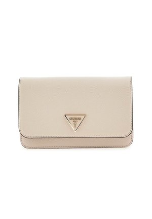 Portefeuille beige Guess avec surface texturée et petite plaque métallique triangulaire sur le rabat avant.