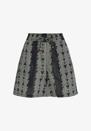 Zwart-witte short met hoge taille en patroon, met een strikceintuur met kleine houten kralen aan de uiteinden.