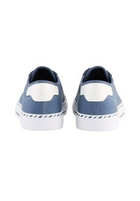 Blaue Canvas-Sneaker mit weißen Akzenten, flaches Schnürdesign, strukturiere Gummisohle und dekorativer Streifen entlang der Sohlenkante.