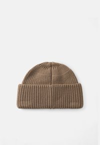 Gorro de malha castanho com textura canelada, apresentando uma dobra na bainha e um topo arredondado, colocado sobre um fundo branco.
