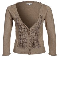 Brązowy kardigan wykonany z miękkiego dzianinowego materiału, z dekoltem w serek, zapinany na guziki, z falbanami z przodu i teksturowanymi mankietami.