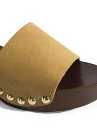 Tan suède slidesandalen met een brede bovenste band en houten platformzool, voorzien van gouden ronde studs langs de rand van de band.