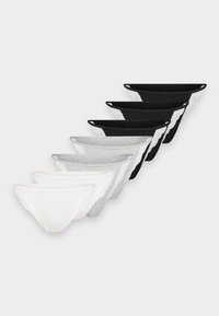 Έξι ζευγάρια γυναικείες μπικίνι εσώρουχα με δαντέλα σε άσπρο, γκρι και μαύρο, τοποθετημένα σε δύο διαγώνιες σειρές σε ανοιχτό φόντο.