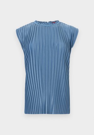 Μπλε αμάνικη μπλούζα με κάθετες πιέτες και ψηλή στρογγυλή λαιμόκοψη σε απλό λευκό φόντο.
