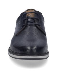 Chaussures en cuir perforé bleu marine à lacets, avec un bout arrondi, une semelle contrastante gris clair et des détails cousus le long du bord.
