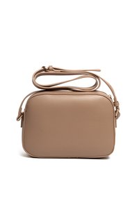 Beżowa torba na ramię wykonana z fakturowanej sztucznej skóry, o prostokątnym kształcie, płaskim spodzie i regulowanym pasku. Zapięcie na suwak u góry.