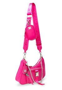 Borsa a spalla rosa realizzata in materiale liscio, con zip frontale, dettaglio a catena, pochette rimovibile con logo e una tracolla ampia.
