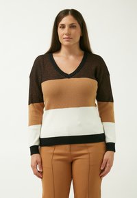 V-hals sweater med horisontale striber i sort, brunt, tan og hvidt. Ribbet tekstur med fast sort kant og manchetter.