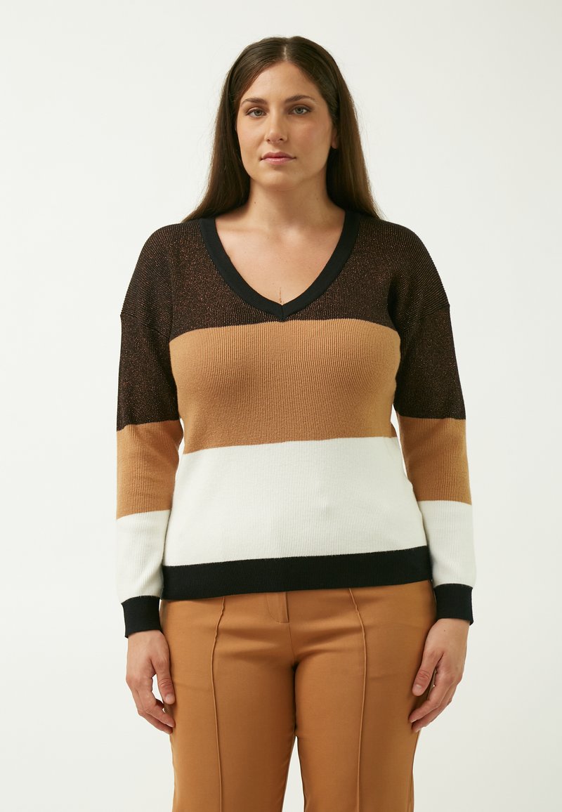 V-hals sweater med horisontale striber i sort, brunt, tan og hvidt. Ribbet tekstur med fast sort kant og manchetter.