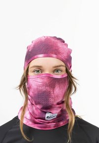 Pinkes, tie-dye-musterndes Kopfbedeckung mit Nackenschutz und perforiertem Bereich, hergestellt aus dehnbarem Stoff, mit einem kleinen Logo-Etikett.