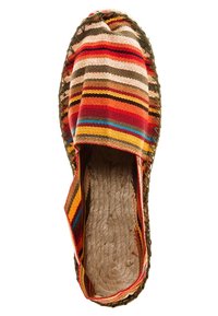 Mocassin espadrille rayé à enfiler avec semelle en jute tissé aux couleurs rouge, orange, jaune, bleu et beige, vu de dessus.