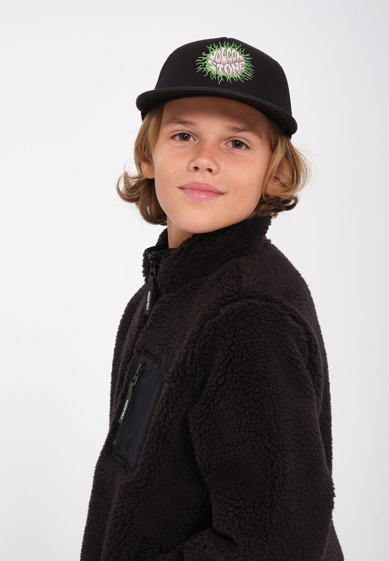 Mustat fleece-takit, joissa on vetoketjullinen rintatasku, käytössä mustan lipan kanssa, jossa on vihreä ja vaaleanpunainen logomuotoilu. Sileät hiukset, neutraali tausta.