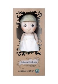 Rubens EcoBuds Puppe aus Bio-Baumwolle, mit rundem Gesicht, beigem Kleid und hellgrünem Hut, präsentiert in einer dekorativen Box.