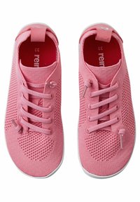 Sneakers con lacci rosa, tomaia in rete, punta tonda e suola bianca a contrasto. Presentano lacci elasticizzati per una facile calzata. Taglia 33.