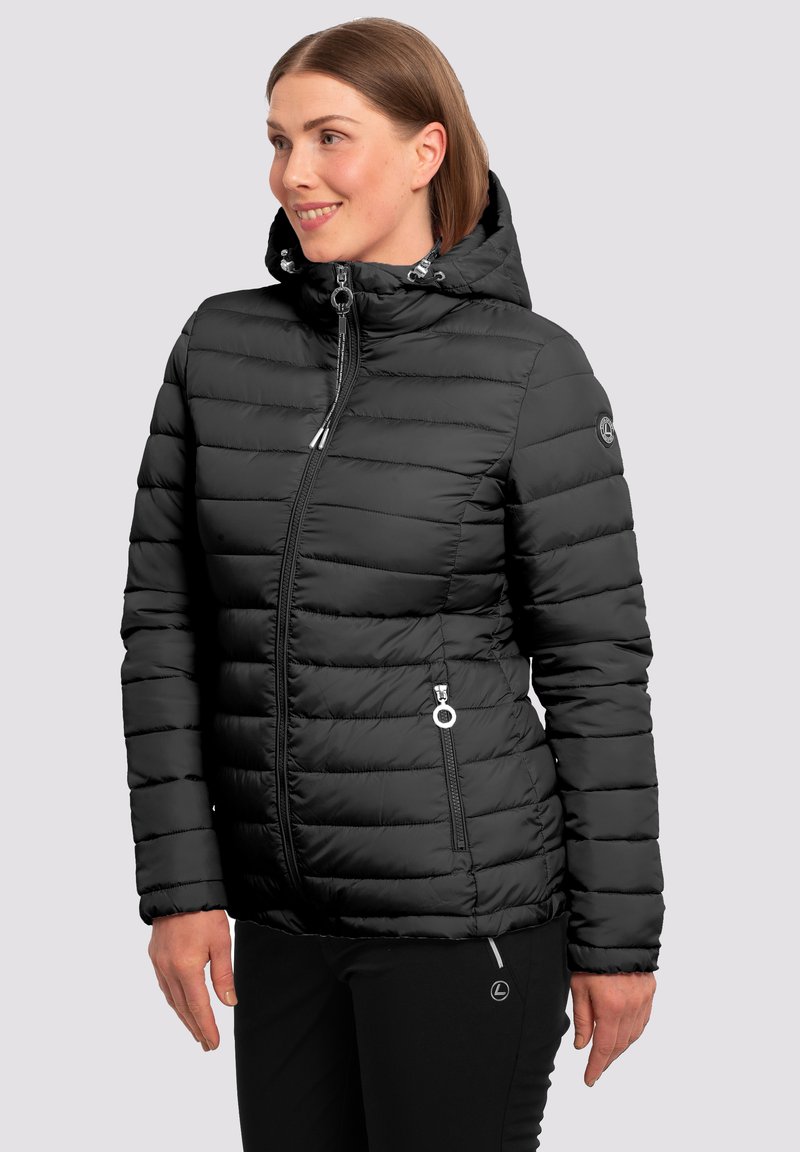 Chaqueta acolchada negra con cremallera frontal, capucha ajustable y patrón de costuras horizontales. Cuenta con bolsillos laterales y logo en la manga.