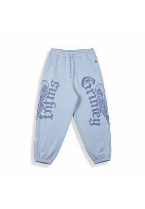 Jasnoniebieskie spodnie dresowe z elastycznymi ściągaczami, przednimi kieszeniami, ściągaczem w pasie oraz ciemnoniebieskimi wzorami skrzydeł i gotyckim pismem na obu nogawkach.