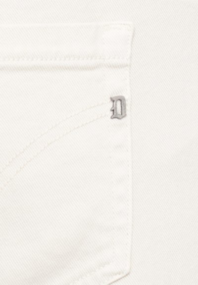 Tessuto in denim bianco caratterizzato da un piccolo logo argentato a forma di "D" su una tasca, con dettagli di cucitura e texture distintivi.