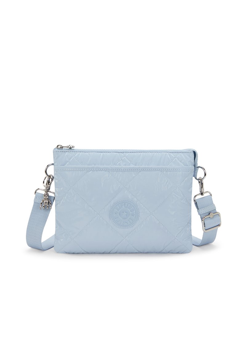 Borsa in nylon trapuntato di colore azzurro con finitura testurizzata, dotata di un logo circolare, chiusura con zip superiore e tracolla regolabile.