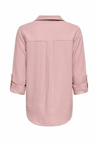 Chemise rose clair à manches longues avec poignets retroussés, empiècement au dos et pli central s'étendant du col à l'ourlet.