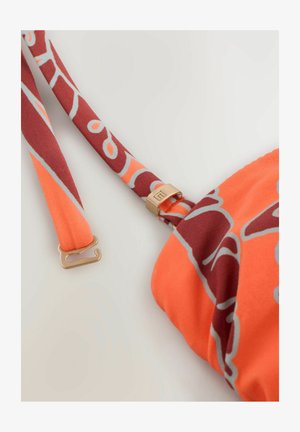 Oranje en bordeaux gemêleerde stoffen tas met een gladde textuur, voorzien van een gouden hardware accent op de strap en een verstelbare gesp.