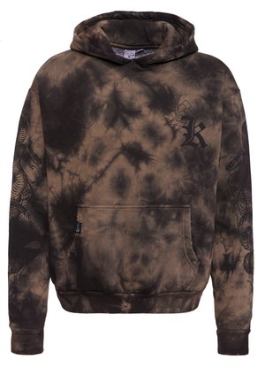 Sweat à capuche avec motif tie-dye marron et noir, poche avant et lettres gothiques noires "LK" sur la poitrine, motifs de dragons sur les manches.