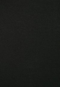 Fekete szövet, szorosan szőtt, sima textúrával, látható minták vagy részletek nélkül, egységes megjelenést mutat.