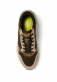Zapatillas marrones y beige que combinan materiales de ante y malla, con cordones oscuros, plantilla acolchada y un logotipo amarillo en contraste.