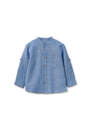 Hellblaues Langarmhemd mit Stehkragen, braunen Knöpfen vorne und an den Ärmelriegeln sowie einer mit Knopf verschließbaren Brusttasche vor weißem Hintergrund.