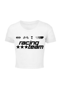 Hvit kortermet cropped t-skjorte med "racing team" i fet svart tekst, med svarte grafikker inklusive rutete flagg og et trofé.