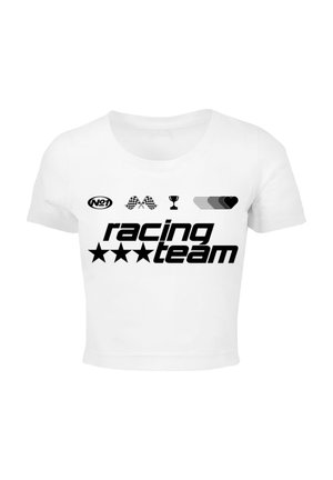 Bijela kratkotrajna majica s kratkim rukavima s natpisom "racing team" u debelom crnom fontu, uz crnu grafiku koja uključuje zastave s kvadratićima i trofej.