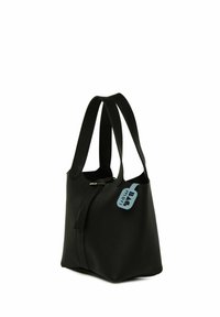 Sac à main en cuir noir avec une finition texturée, deux poignées courtes et une fermeture éclair. Il est doté d'une étiquette bleue avec une marque attachée.