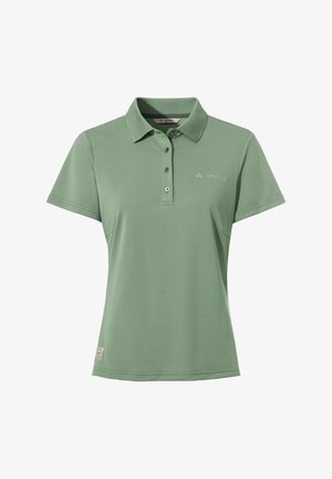 Grünes Poloshirt aus glattem Stoff, mit klassischem Kragen, dreiknöpfiger Knopfleiste und einem dezenten Logo auf der Brust.