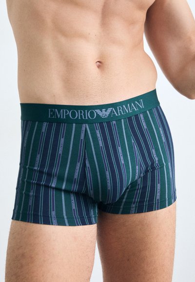 Zelena in mornarsko modra prosta bokserica z elastičnim pasom, ki nosi logo "Emporio Armani". Narejena iz mehkega in raztegljivega materiala.