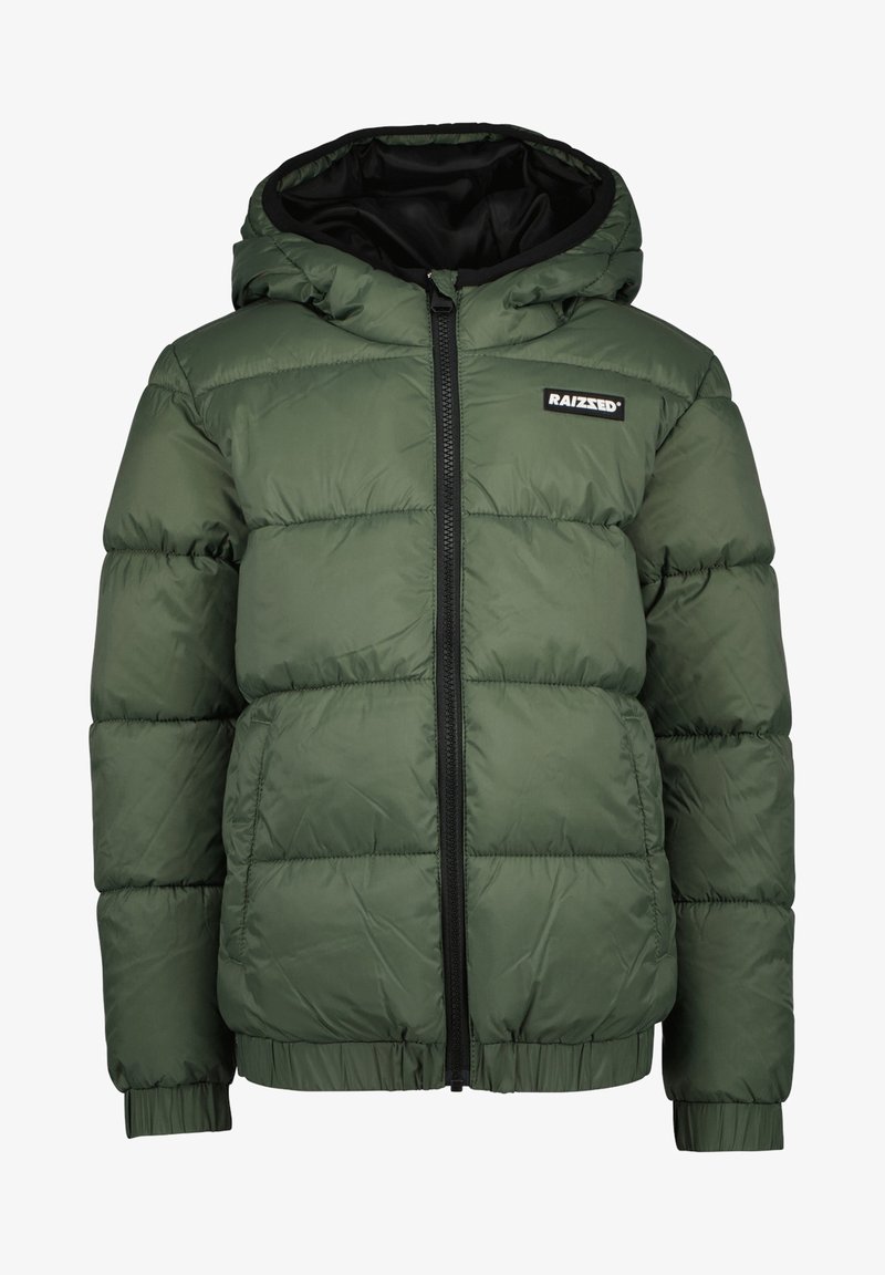 Doudoune verte avec capuche, fermeture éclair sur le devant, poignets élastiques et logo sur la poitrine. Texture lisse et design matelassé.