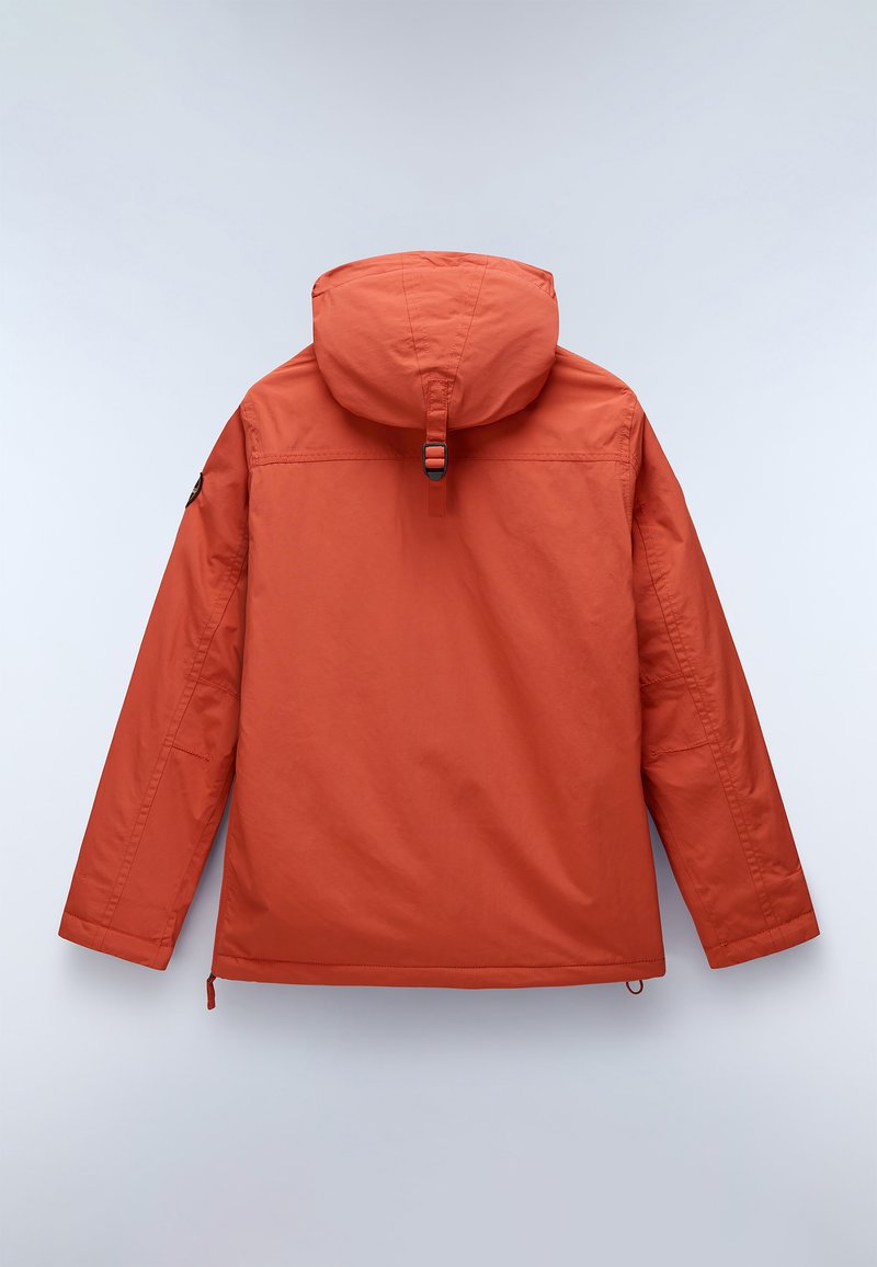 Chaqueta impermeable naranja con capucha, puños elásticos y dobladillo ajustable. Presenta un parche con el logo en el hombro y una textura suave.