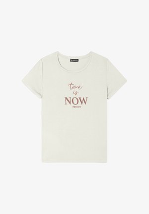 Camiseta de algodón gris claro con mangas cortas y escote redondeado. Presenta "el momento es AHORA" en letras metálicas color rosa dorado.