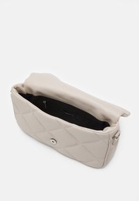 Gina Tricot Handväska - beige